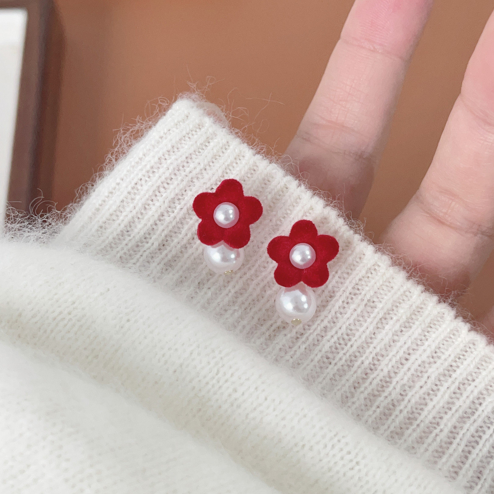 新年红色植绒小花耳钉女秋冬小众设计喜庆耳环适合过年的可爱耳饰