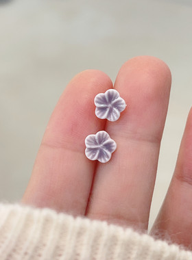 新款精致紫色小花陶瓷耳钉生物瓷针防过敏甜美少女简约养耳耳饰女