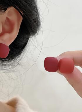 红色系磨砂方糖耳钉银针秋冬复古风简约百搭耳环女2026年新款耳饰