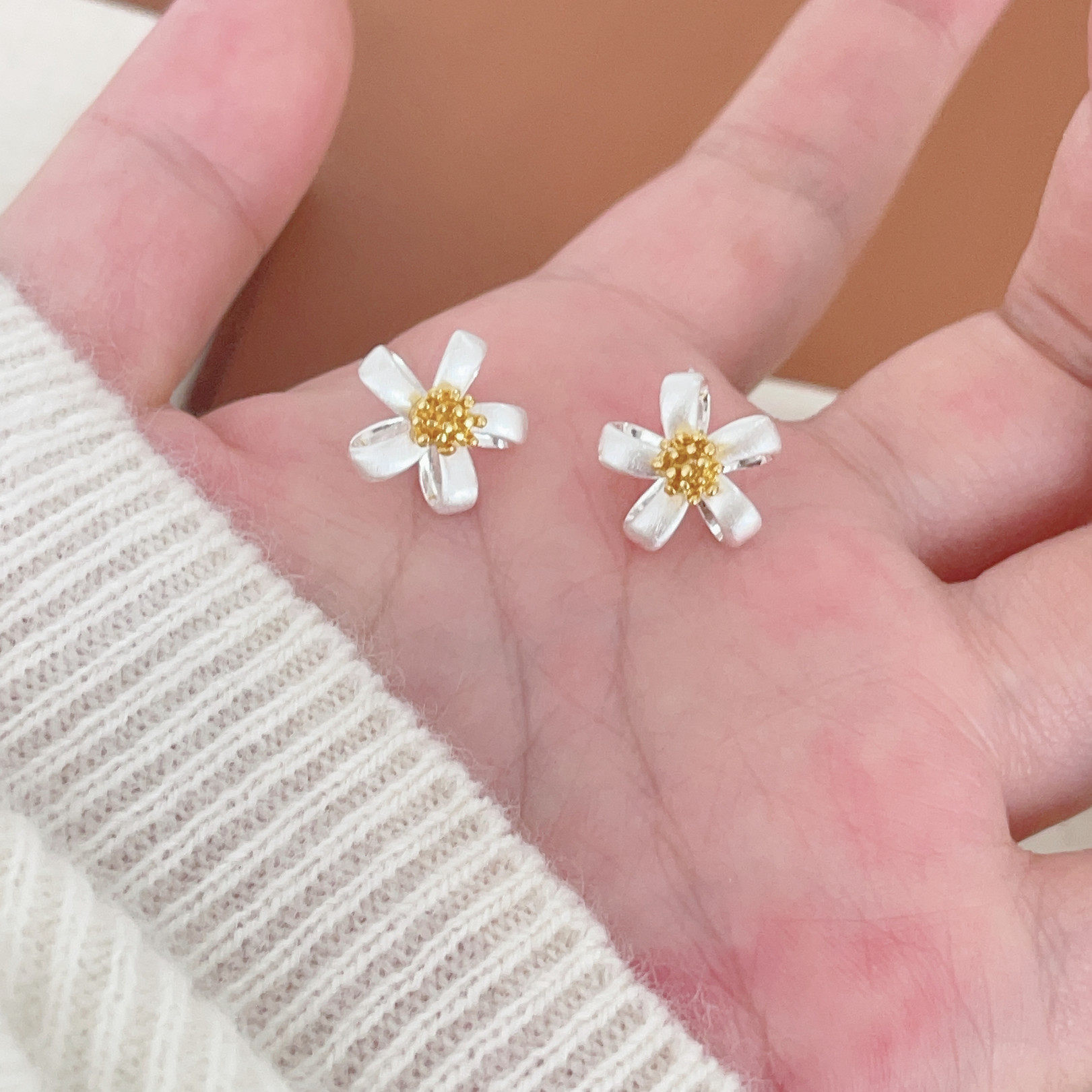 新款银针甜美哑光拉丝花朵耳钉女小众简约设计感耳饰少女小雏菊