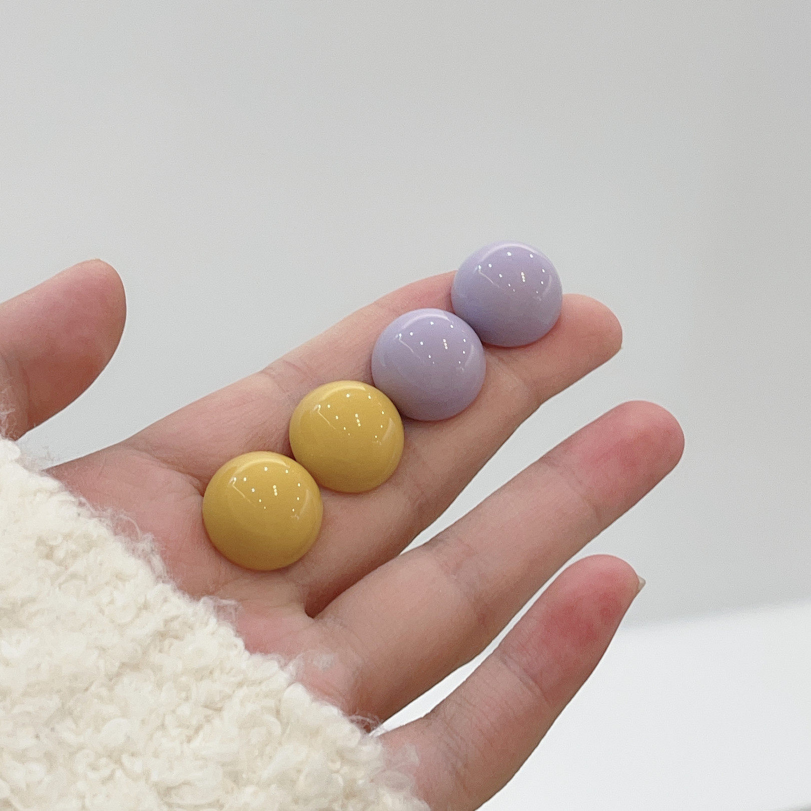 甜美奶油色半圆耳环女银针2025新款潮小众设计感简约少女清新耳饰