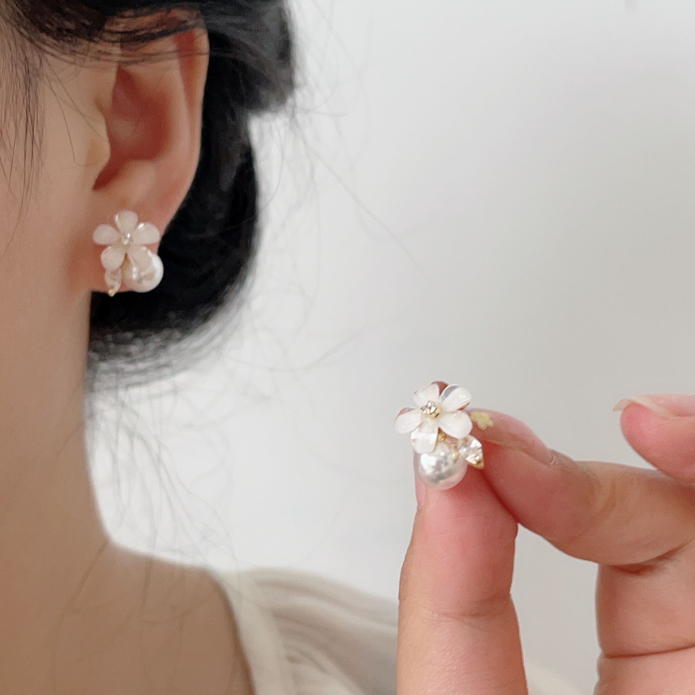 新款银针白花朵珍珠耳钉ins小众设计感耳饰甜美超仙气质百搭耳环