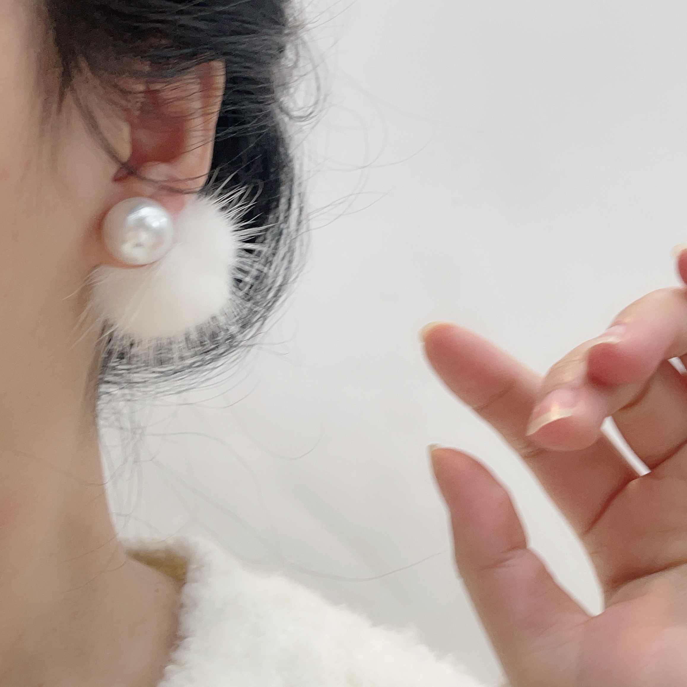 秋冬新款白色大毛球耳环女适合冬季的毛绒珍珠毛球耳钉前后戴耳饰