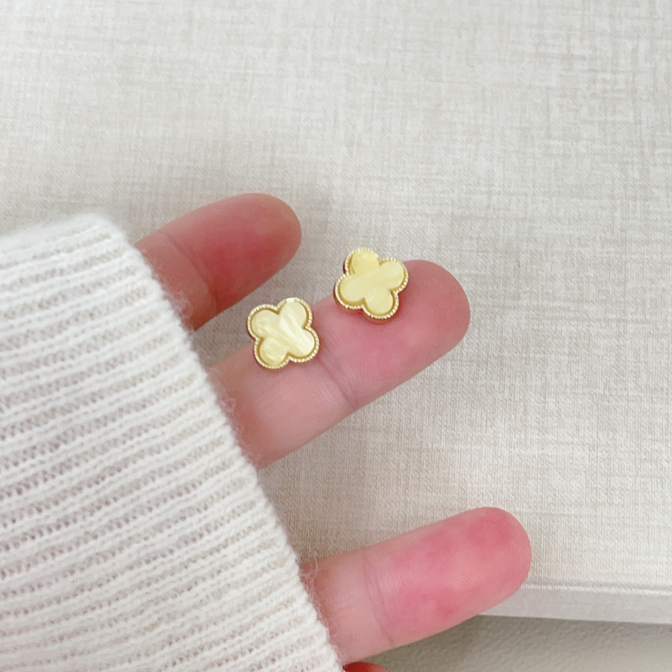 经典款四叶草黄色耳钉女银针小众简约设计感百搭耳饰2026新款耳环