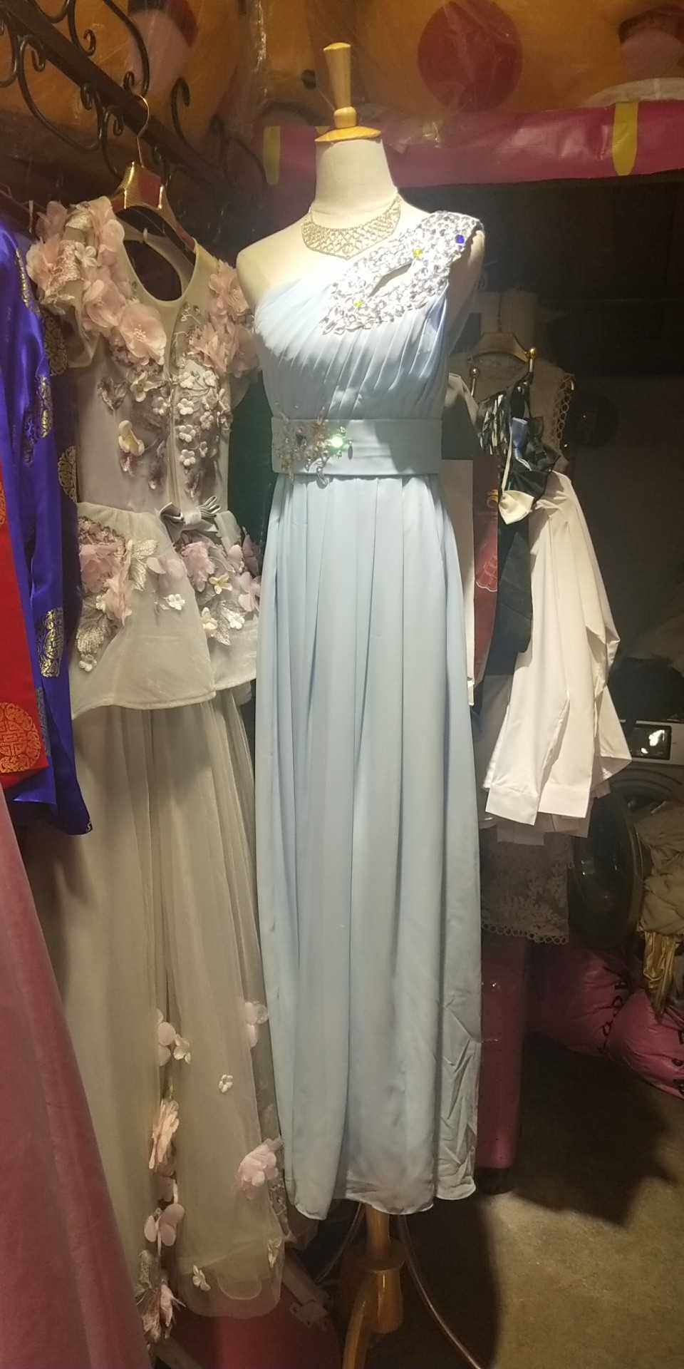 天蓝色斜肩模特主持人年会礼服