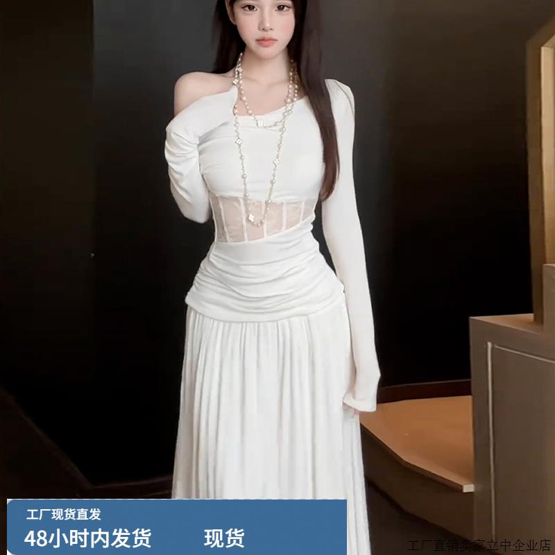 法式纯欲斜肩镂空连衣裙子女2025新款早秋设计感收腰显瘦包臀长裙