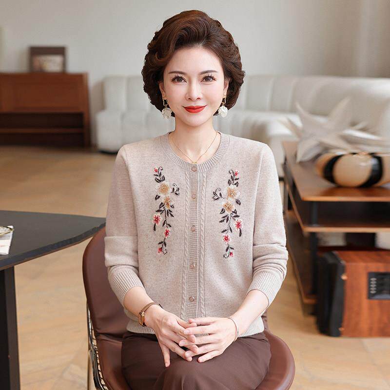 妈妈洋气锈花新款0纯羊戎衫开衫中老年人秋冬装女真帜保暖芼衣外