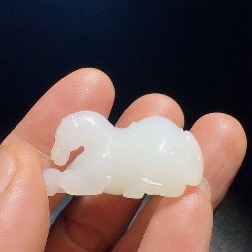 马到成功和田玉籽料生肖马马上有钱吊坠挂件苏工雕刻玉质油润