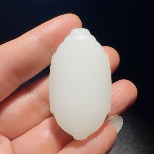 平安无事牌和田玉籽料牌子吊坠白度一级细度过灯油润度极好