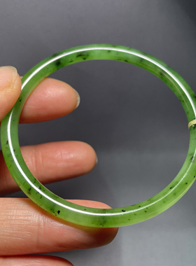 乌兰海碧玉叮当镯苹果绿颜色色明度好颜色鲜艳且浓而不深绿而不艳