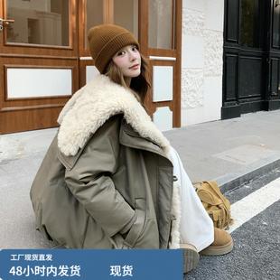 军绿色羊羔毛翻领派克羽绒服女短款2025冬韩系工装风宽松夹克外套
