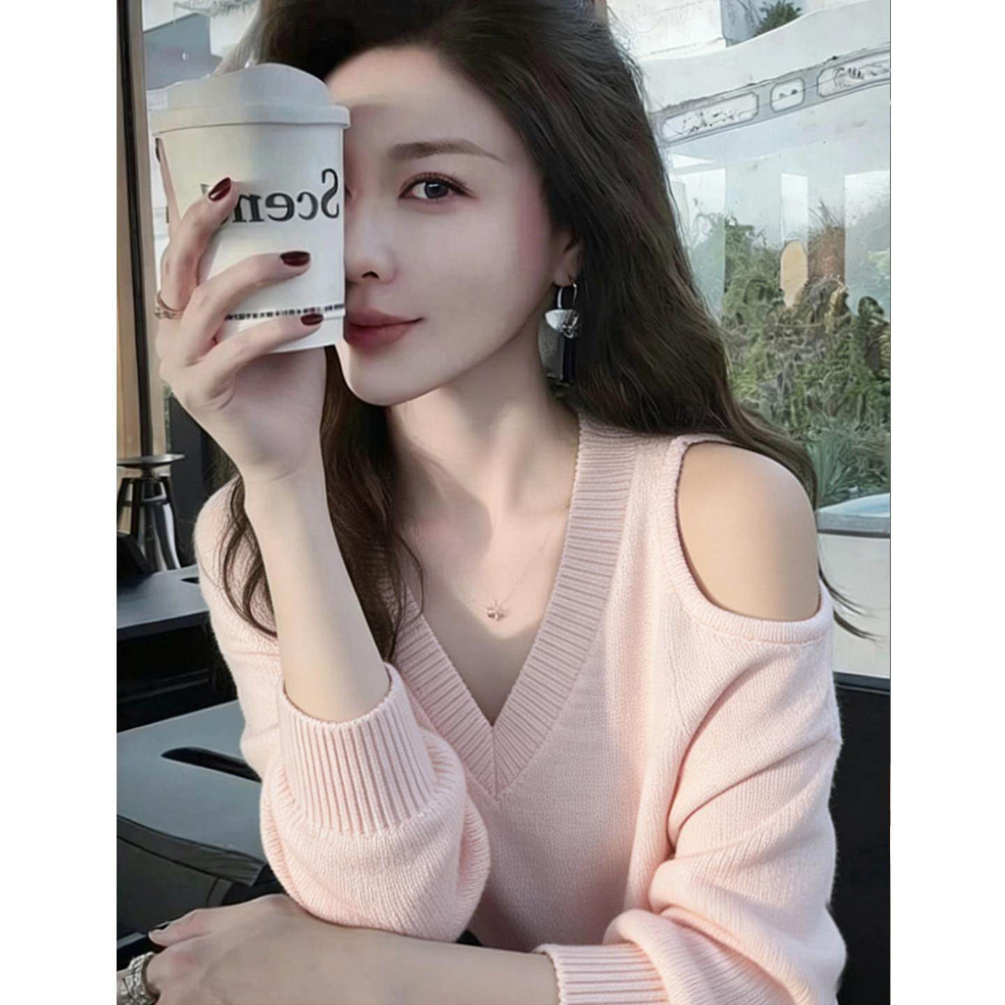 时尚优雅绝美粉色v领露肩长袖针织衫女秋冬新款休闲软糯显瘦上衣,模玩/动漫/周边/娃圈三坑/桌游,Cosplay女装/cos女装,淘宝优惠券,粉丝福利购,淘宝优惠卷