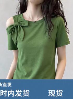 单侧露肩绿色蝴蝶结短袖T恤女2026夏季穿搭大尺码胖mm独特漂亮上