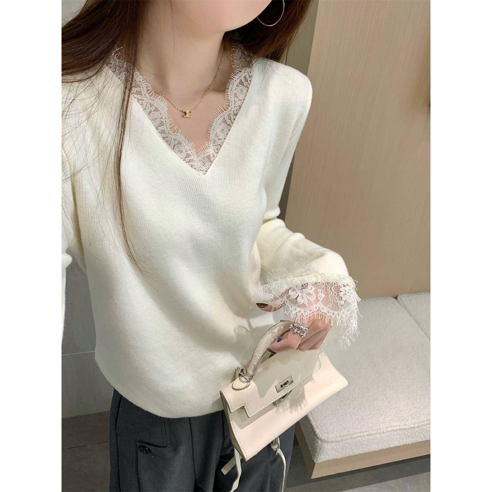 熟风V领蕾丝拼接针织衫女冬季喇叭袖上衣感打底内搭显瘦毛衣1030w