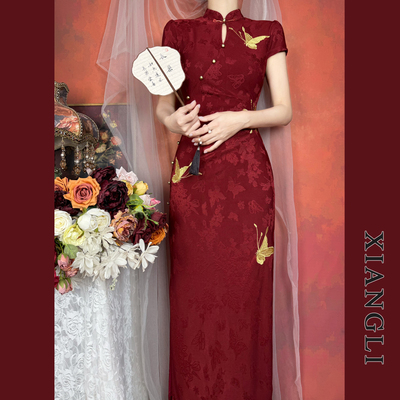 巷里复古蝴蝶刺绣订婚敬酒旗袍裙