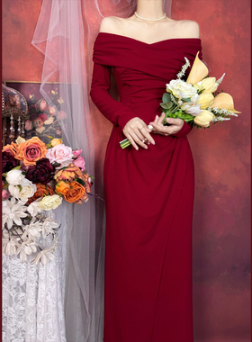 巷里法式一字肩红色连衣裙秋冬赫本显瘦气质订婚敬酒开叉礼服长裙