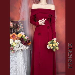 巷里法式一字肩红色连衣裙秋冬山茶花显瘦气质订婚敬酒礼服长裙子