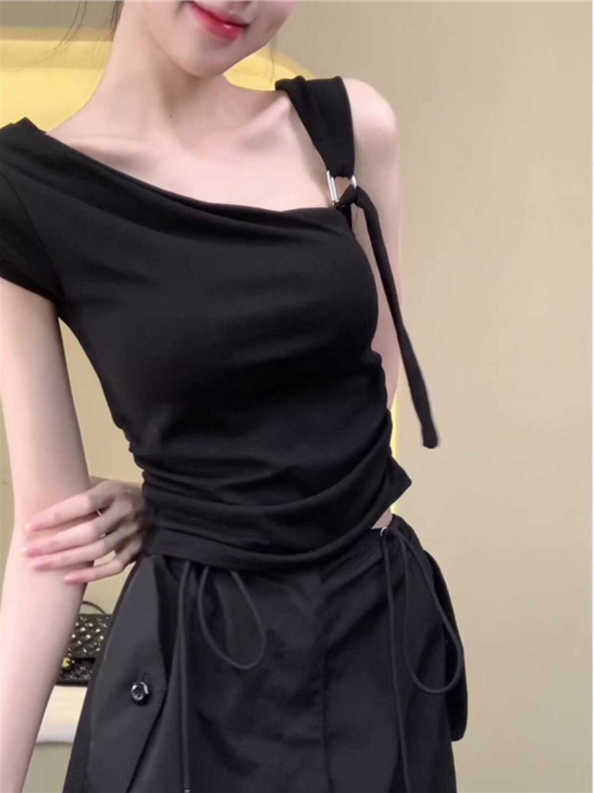 뜨거운 소녀 불규칙한 오프 어깨 반팔 티셔츠 여성용 2024 여름 새 스타일 슬리밍 짧은 스타일 독특한 세련된 탑