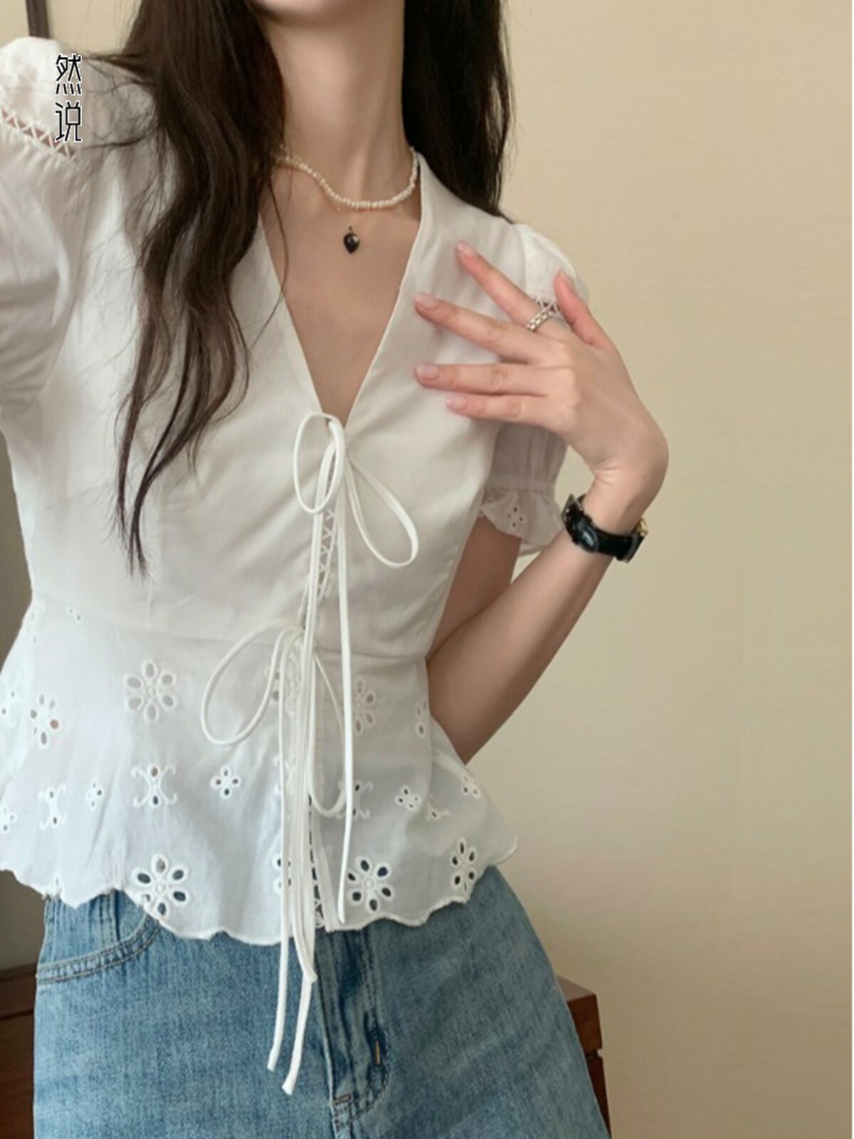 여성용 여름 V 넥 레이스 중공 레이스 퍼프 슬리브 탑을위한 한국의 세련된 세련된 흰색 짧은 셔츠