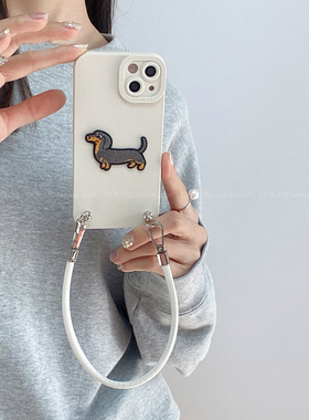 适用iPhone16pro max手机壳苹果15白色刺绣腊肠狗腕带手绳小众新款14超火13女防摔12软11全包保护套xs高级感