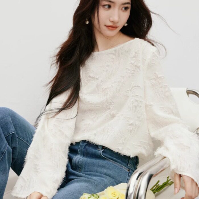 甜美白色雪纺衫2025春季新款女装羽毛剪花流苏一字领短上衣
