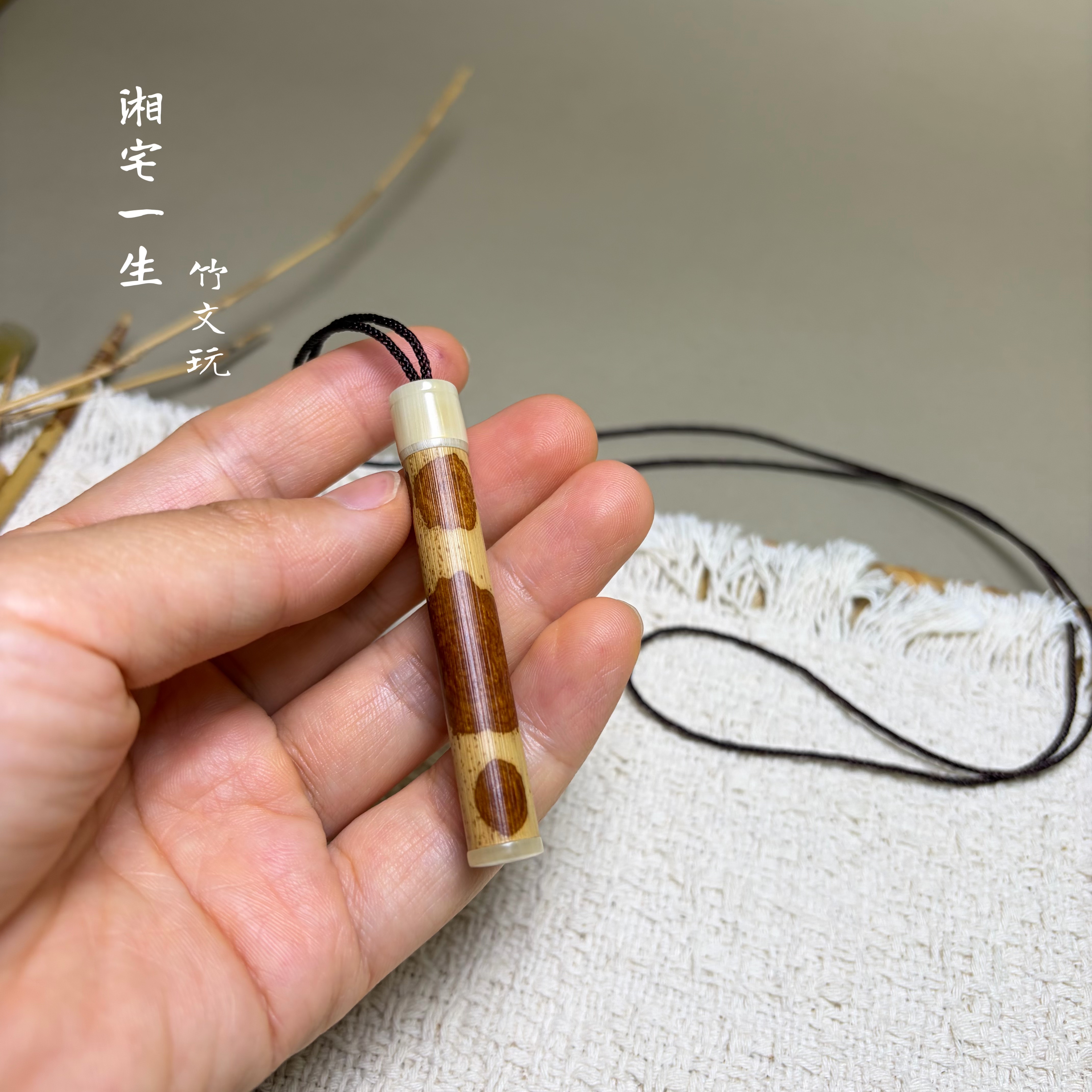 红湘妃竹挂脖挂件里面可以装东西 复古红香妃项链斑竹挂坠小竹筒