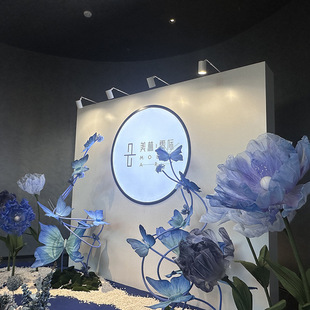 破茧成蝶美陈道具店铺橱窗春季展厅装饰创意蝴蝶春天氛围场景布置