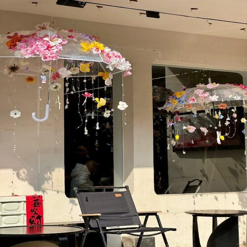 春日花伞店铺橱窗悬浮伞布置