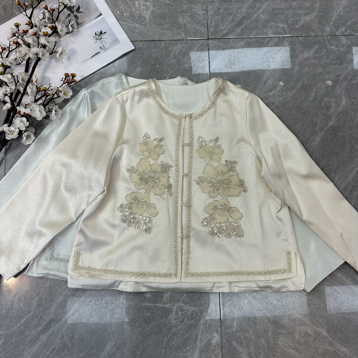26年早春上新！醋酸压花面料贴珠花国风短外套
