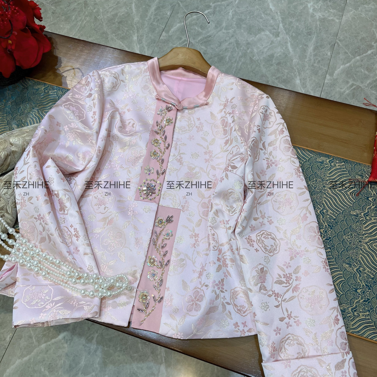 春上新极简大牌老钱新中式人丝宋锦钉珠盘扣短外套（含30%真丝）,女装/女士精品,时尚套装,淘宝优惠券,粉丝福利购,淘宝优惠卷