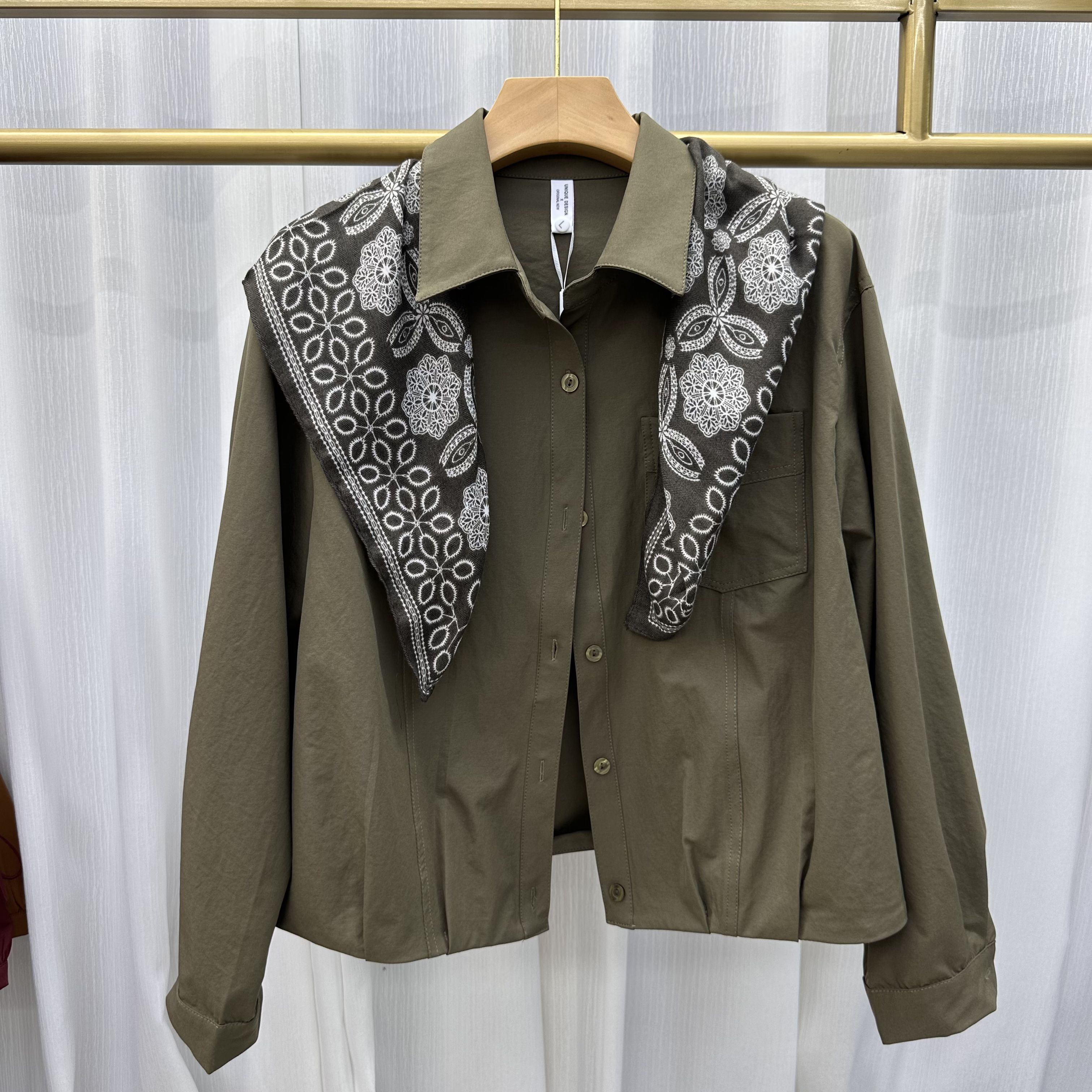 13专柜正品新款秋季女装时尚翻领大码妈妈装打底衬衫外套 带丝巾