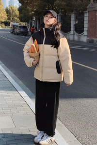 撞色短款连帽羽绒服女2025冬季新款韩版宽松爆款小个子加厚面包服图片