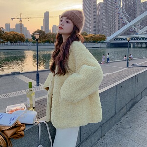 奶黄色加厚羊羔毛外套女秋冬2024新款韩系气质小个子皮毛一体棉衣图片