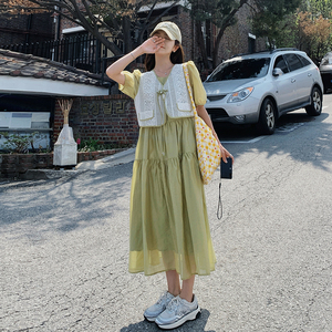 小清新绿色连衣裙女夏2025年新款蕾丝马甲配泡泡袖长裙假两件套装图片