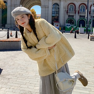 奶黄色加厚羊羔毛外套女秋冬2024新款韩系气质小个子皮毛一体棉衣图片