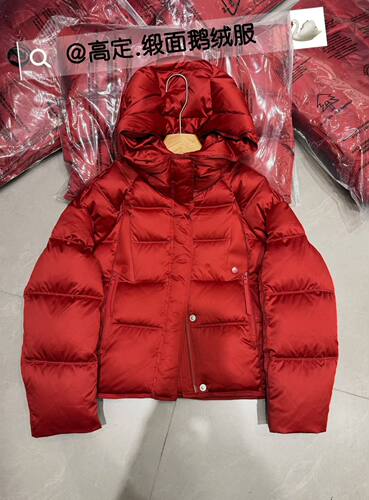欧洲站2025新款冬缎面连帽红色90白鹅绒羽绒服女短款加厚保暖外套