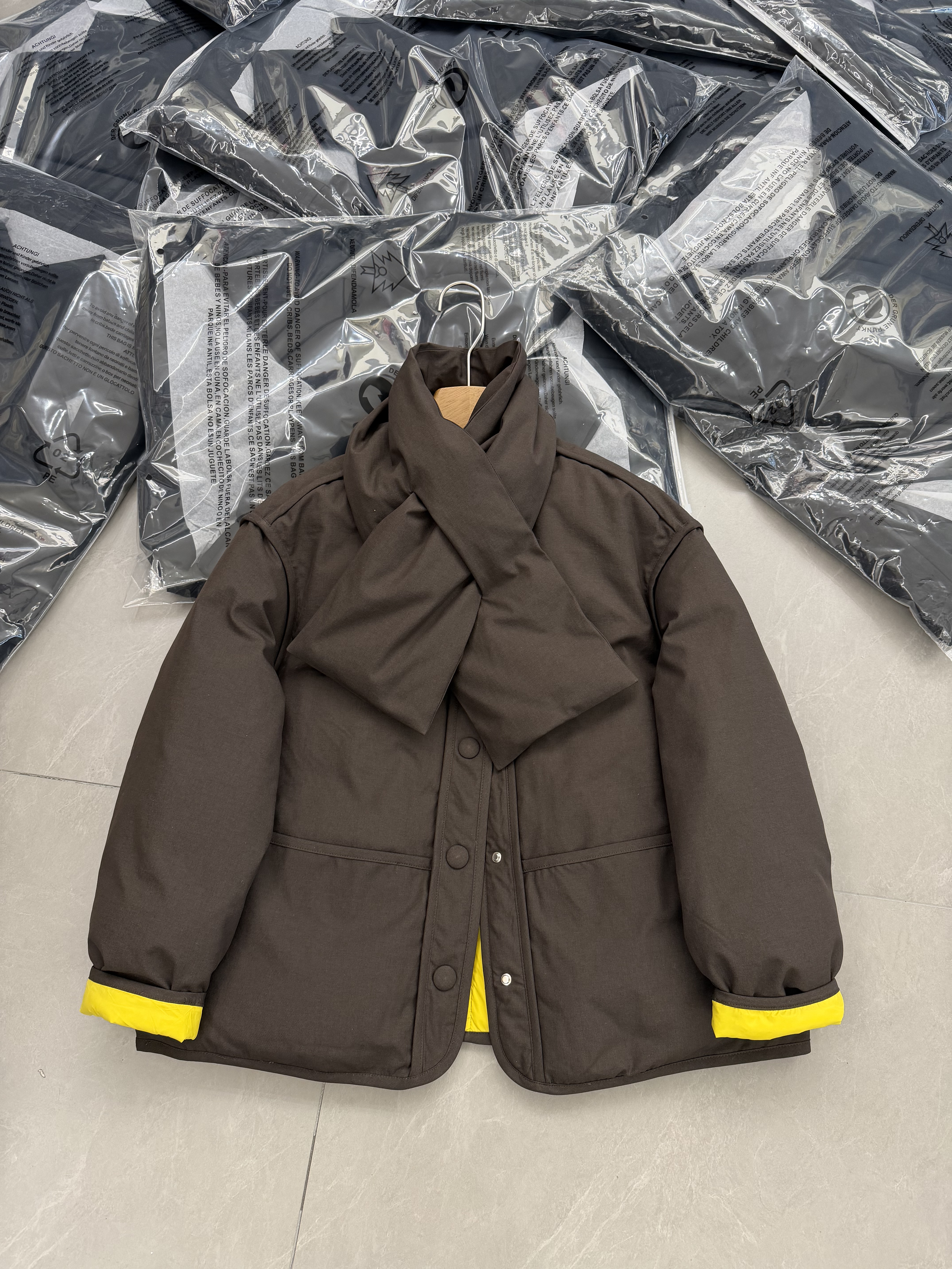 欧洲站2025新款冬围巾蚕丝圆领90白鹅绒羽绒服女短款加厚保暖外套