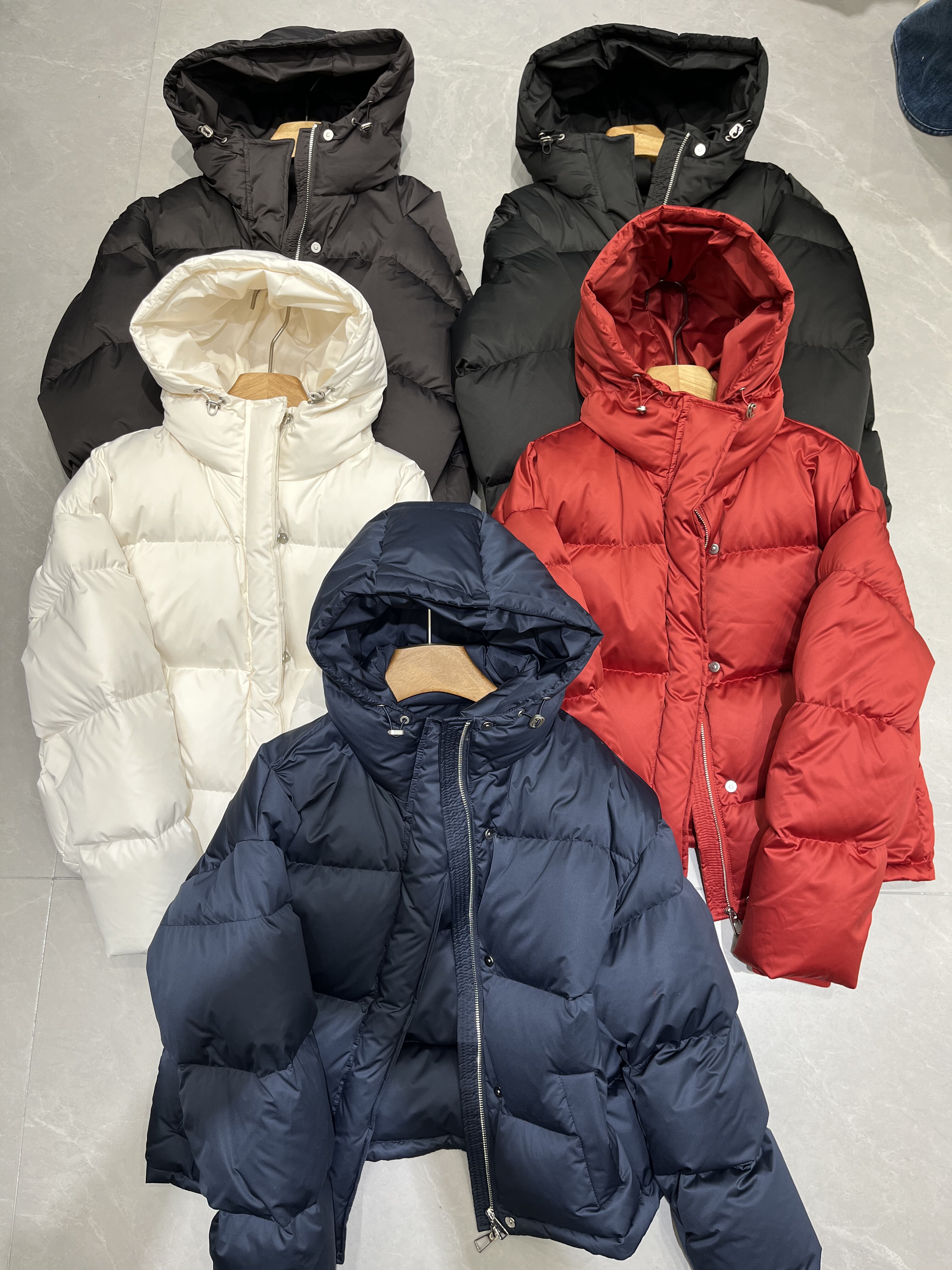 欧洲站2025新款冬缎面藏青色连帽90白鹅绒羽绒服女短款加厚面包服