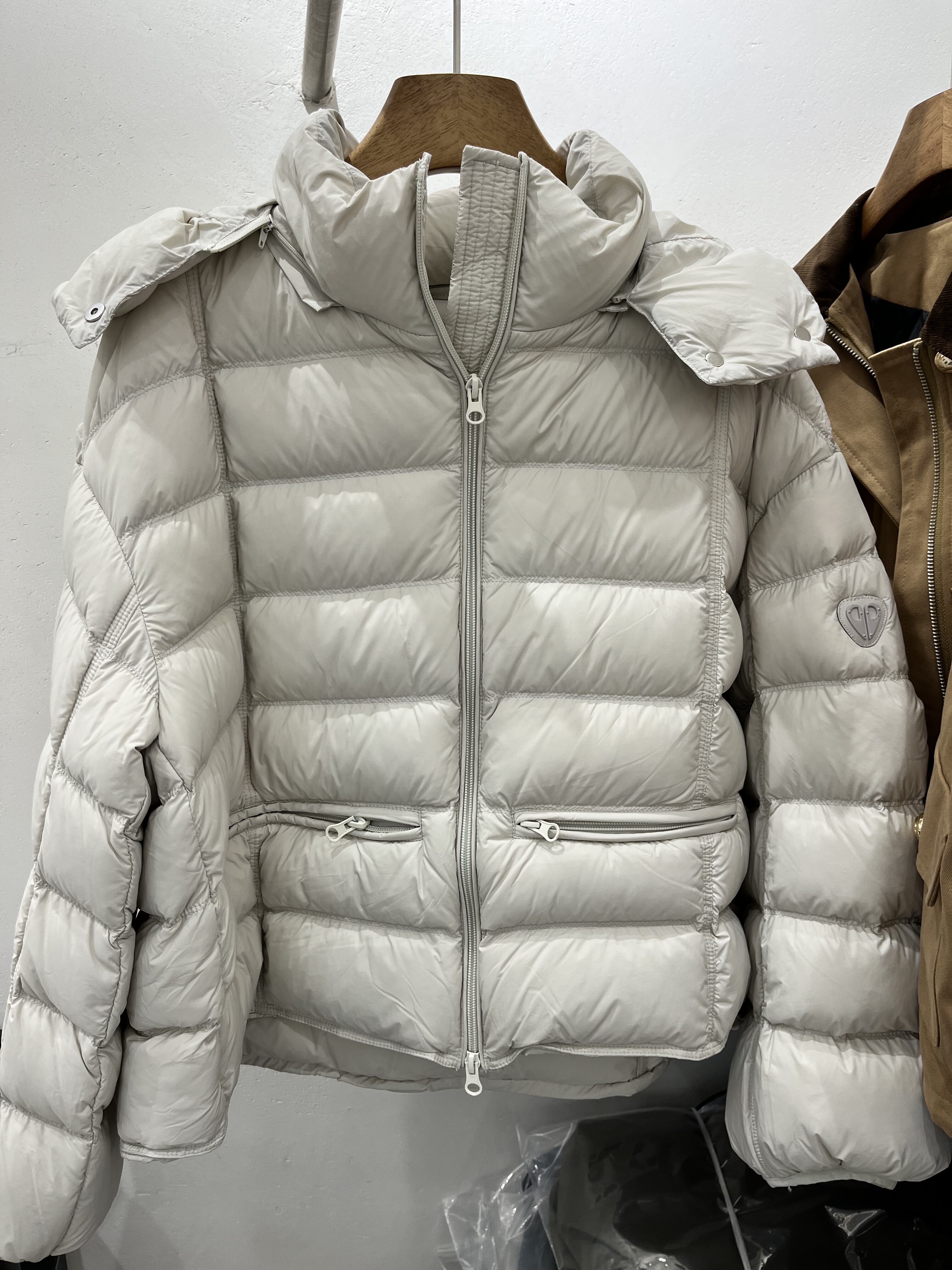 欧洲站2025新款冬季90白鹅绒羽绒服女短款连帽加厚保暖面包服外套