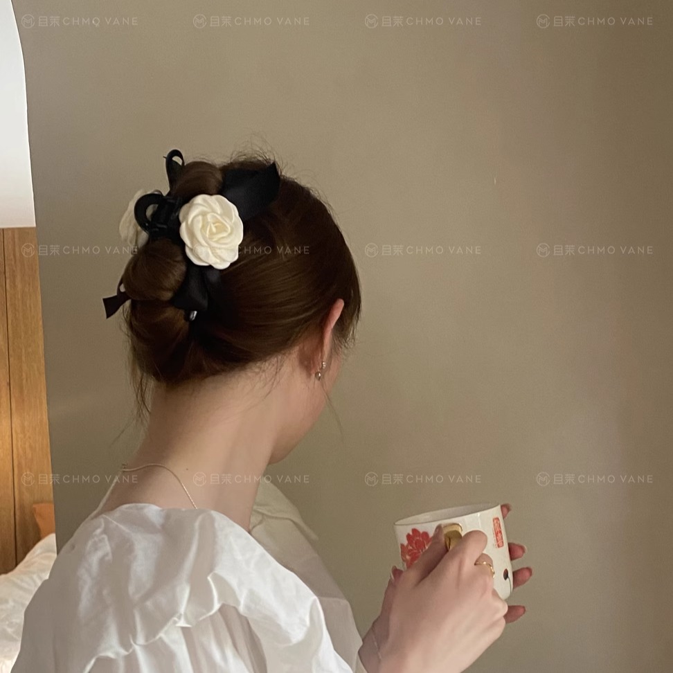 满屏的氛围感~山茶花蝴蝶结发抓