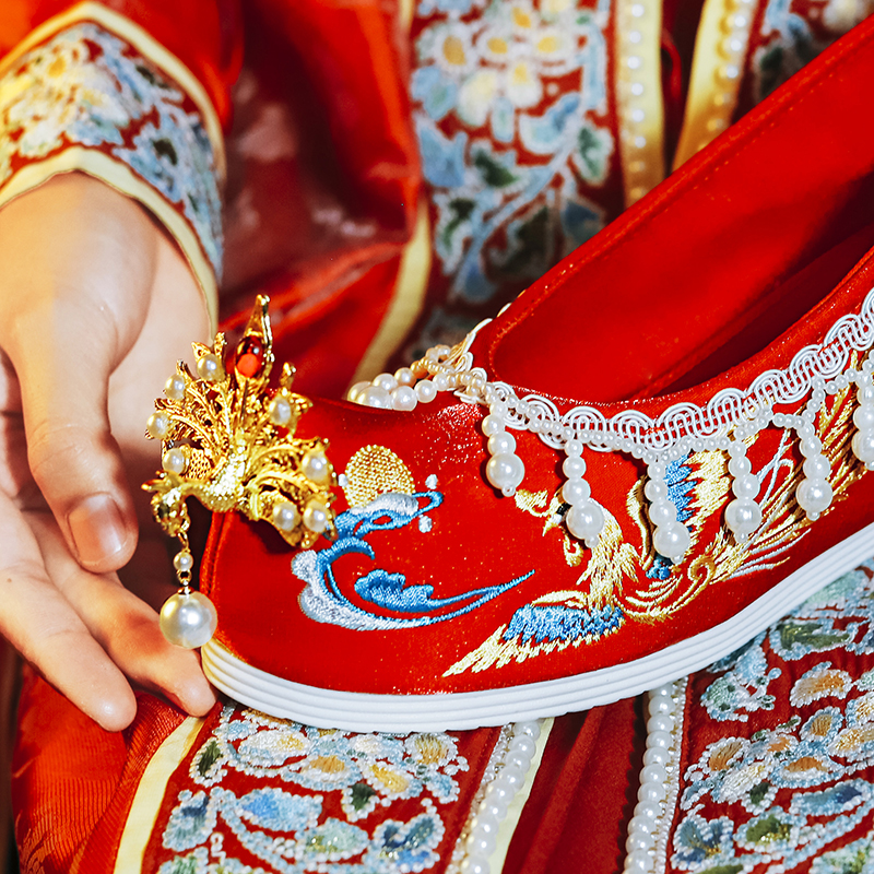 中式婚礼新娘子鞋内增高