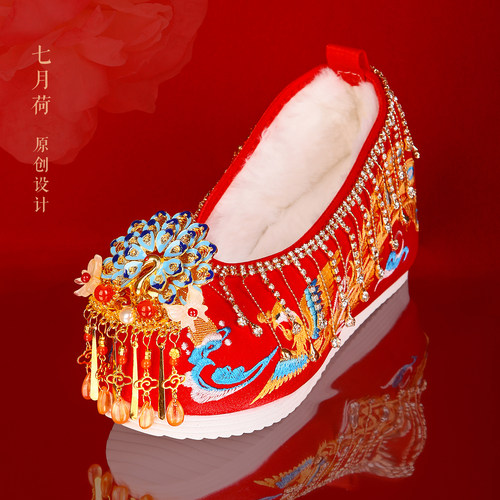 加绒冬七月荷绣花红婚鞋新娘结婚