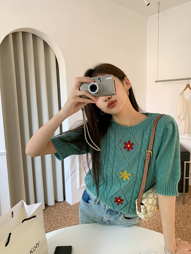 复古圆领刺绣花朵上衣