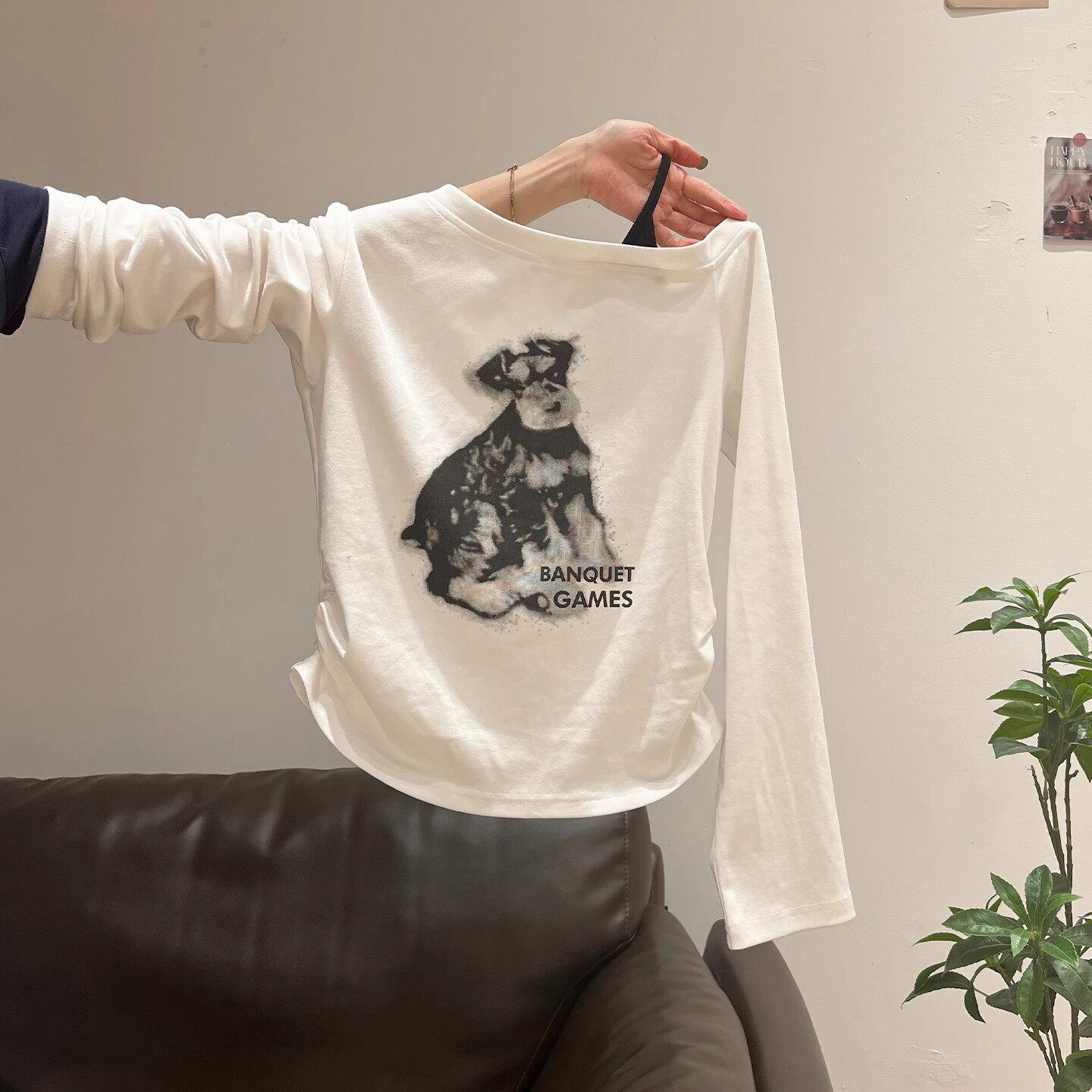 白色小狗字母印花单肩带设计感长袖T恤女初秋斜角肩褶皱露肩上衣