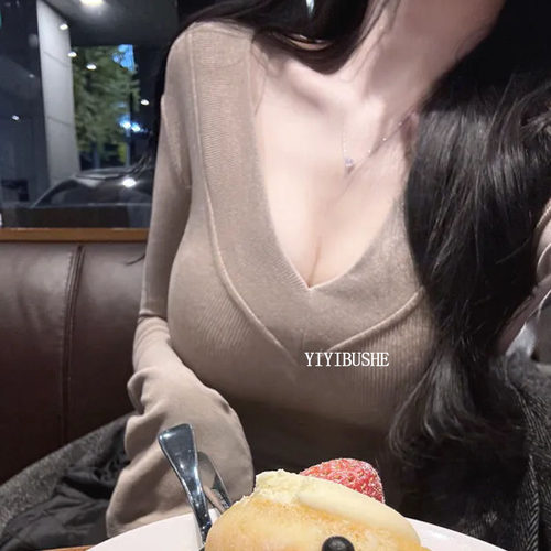 欧尼自留性感深V领紧身长袖T恤