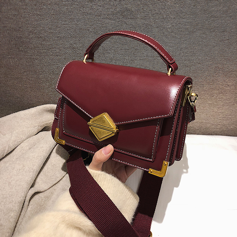 香港真皮包包女2022新款高级感洋气宽带单肩斜挎包简约时尚小方包
