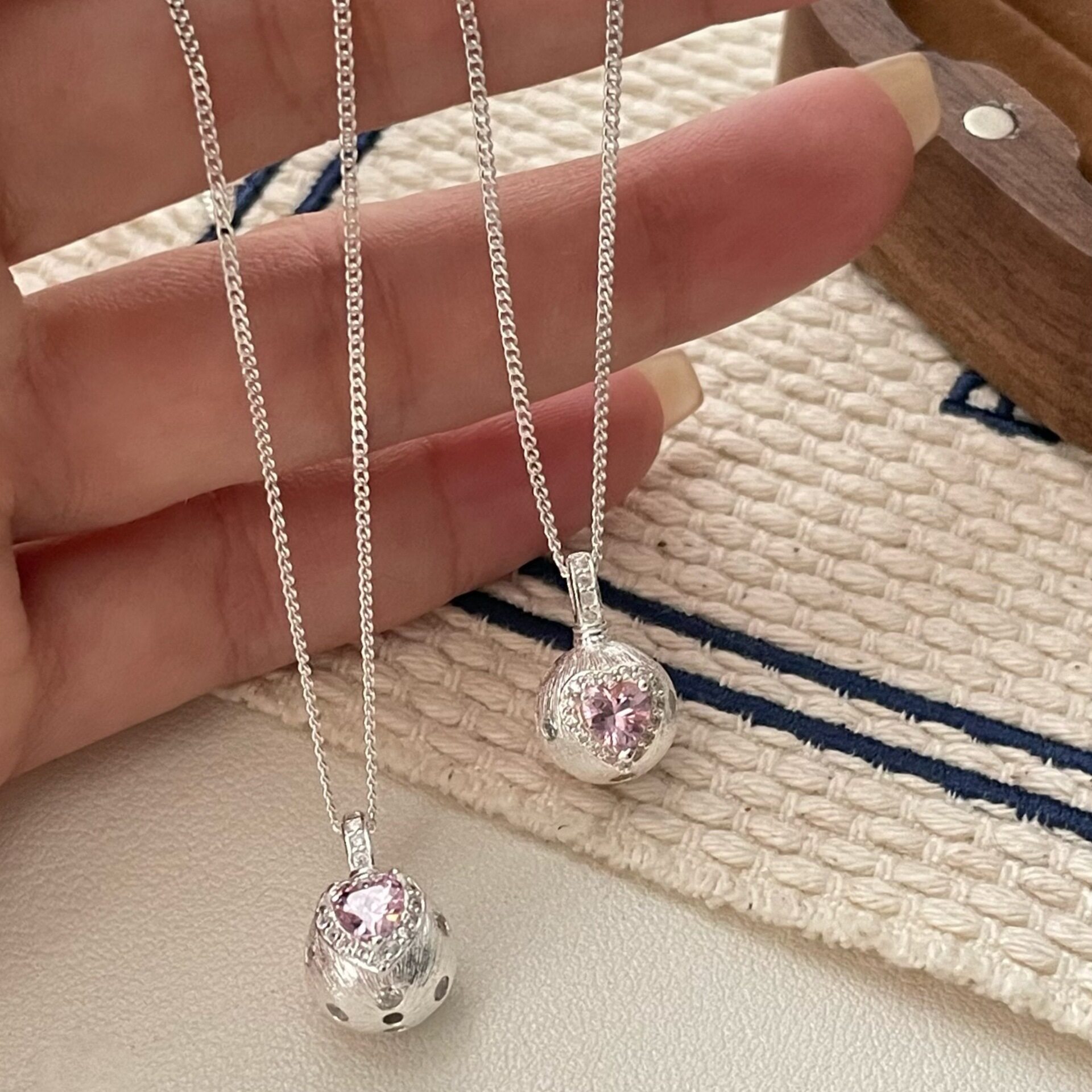 S925纯银拉丝小银球粉色爱心项链小众高级精致项链女ins简约