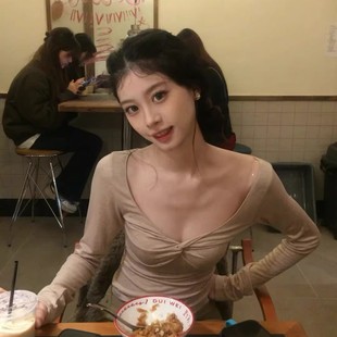 纯欲风性感V领扭结长袖t恤女2026新款搭配皮草内搭打底衫辣妹上衣