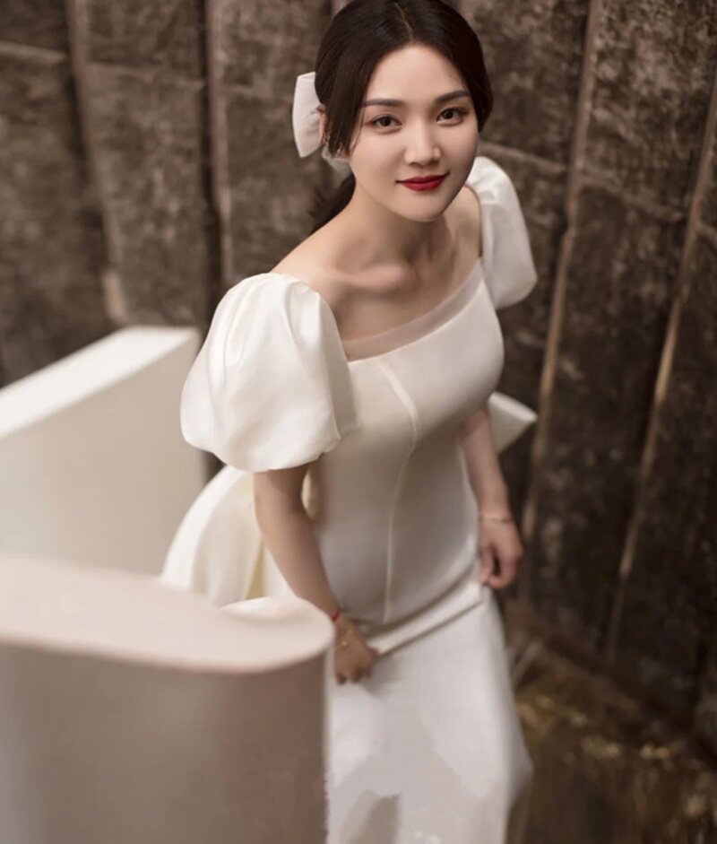 【曼语】白色缎面轻婚纱2024新款气质短袖拖尾新娘旅拍结婚礼服