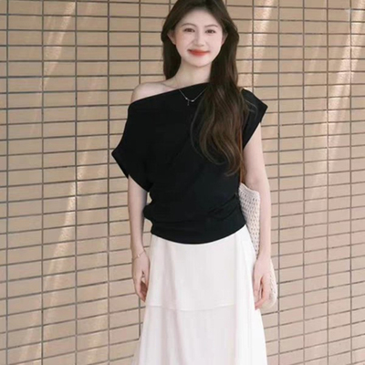 法式高级感黑色斜肩针织短袖女夏别致一字肩正肩t恤收腰露肩上衣